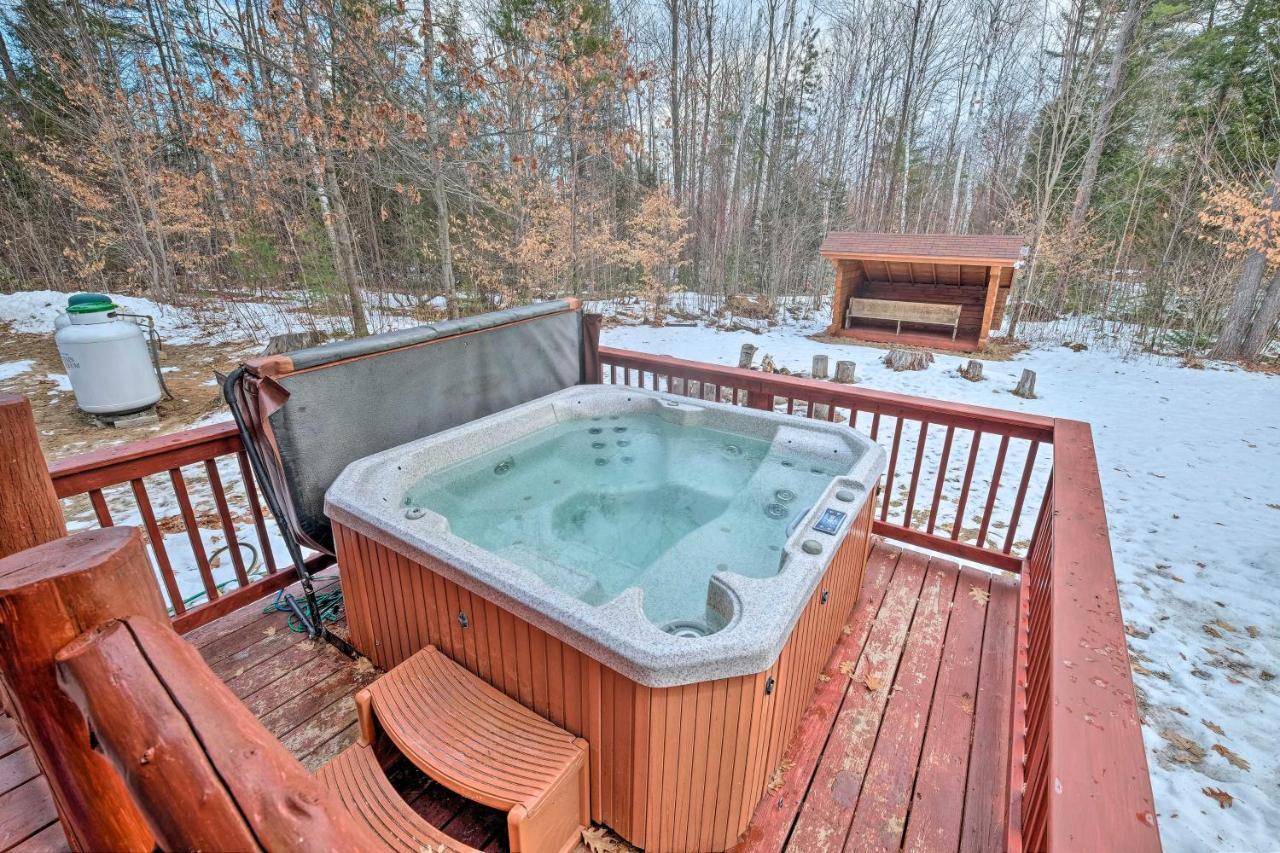 Secluded Johnsburg Retreat With Hot Tub And Fire Pit Villa Kültér fotó
